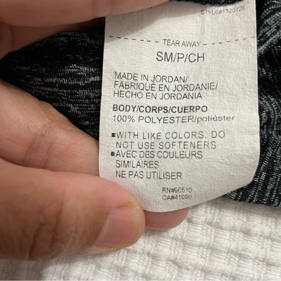 Under Armour Heatgear  Activewear Longsleeves Gray Black Top Size Small NWOT - Picture 5 of 6